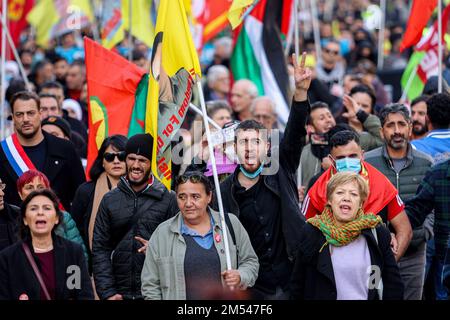 Marseille, France. 24th décembre 2022. Les manifestants branle des drapeaux pendant la manifestation. Après les coups de feu tirés près d'un centre culturel kurde à Paris ce vendredi, 23rd et la mort de trois personnes, plusieurs rassemblements de soutien à la communauté kurde ont été enregistrés comme celui-ci à Marseille. Crédit : SOPA Images Limited/Alamy Live News Banque D'Images