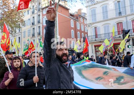 Marseille, France. 24th décembre 2022. Les manifestants branle des drapeaux pendant la manifestation. Après les coups de feu tirés près d'un centre culturel kurde à Paris ce vendredi, 23rd et la mort de trois personnes, plusieurs rassemblements de soutien à la communauté kurde ont été enregistrés comme celui-ci à Marseille. Crédit : SOPA Images Limited/Alamy Live News Banque D'Images