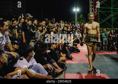 Yern Joker, célèbre combattant du Fight Club Thailand, a vu marcher devant le public pendant le combat au Bangmot Sport Training Center. En raison de la populairement du film Fight Club en 1999, Fight Club Thailand a commencé en 2016 et a fait de la communauté des amateurs de sport de combat via le groupe Facebook a ensuite rassemblé des gens et tenu l'anneau de combat souterrain. Les règles de cette arène de combat souterraine sont simplement basées sur « ne pas faire de l'ennemi se faire des amis ». Les détails subtilement incluent; ne défiez pas le combat en dehors du club de combat, ne faites pas un match par vous-même, ne faites pas ennemi, si vous ar Banque D'Images