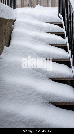 Neige couverte sur les escaliers en bois en hiver. Marches enneigées. Personne, photo de rue, mise au point sélective Banque D'Images