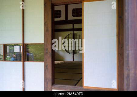 L'intérieur d'une maison japonaise traditionnelle vue de l'extérieur. Pris un jour de printemps couvert. Banque D'Images