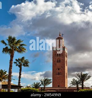 Minaret de la Mosquée Koutoubia du 12th siècle parmi les palmiers, site classé au patrimoine mondial de l'UNESCO, Marrakech, Maroc Banque D'Images