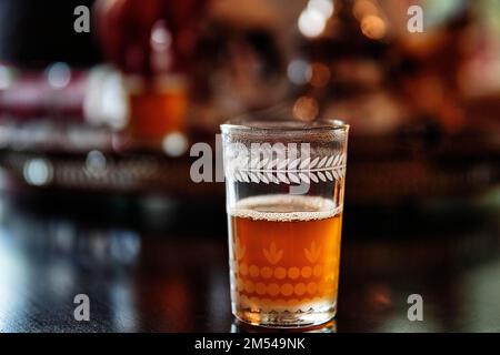 Thé chaud à la menthe dans un verre, spécialité, Marrakech, Maroc Banque D'Images