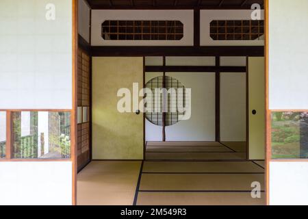 L'intérieur d'une maison japonaise traditionnelle vue de l'extérieur. Pris un jour de printemps couvert. Banque D'Images