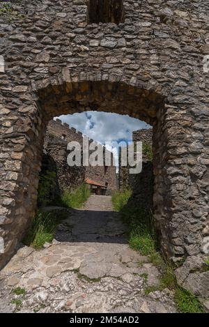 Porte d'entrée des ruines médiévales du château d'Eisenberg, établie en 1315, Pfronten (Ostallgaeu), Bavière, Allemagne Banque D'Images