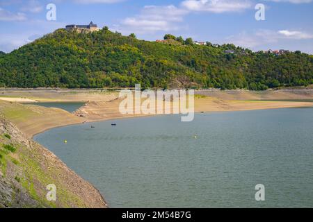 Edersee avec le château de Waldeck à basse eau, Hesse, Allemagne Banque D'Images