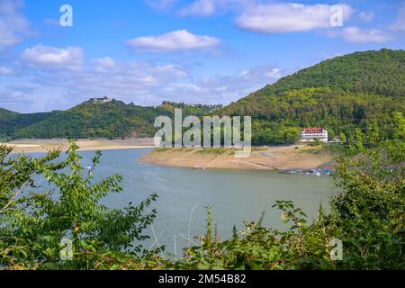 Edersee avec le château de Waldeck à basse eau, Hesse, Allemagne Banque D'Images