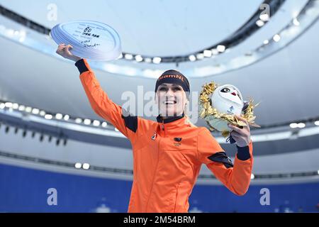 Pékin, Chine. 19th févr. 2022. Photo de fichier prise le 19 février 2022 montre Irene Schouten, des pays-Bas, célèbre après la finale de départ de masse des femmes en patinage de vitesse des Jeux olympiques d'hiver de Beijing 2022 à l'ovale national de patinage de vitesse de Beijing, capitale de la Chine. Schouten, patineuse néerlandaise, a remporté des médailles d'or lors des épreuves féminines de 3 000m, 5 000m et de départ de masse aux Jeux olympiques d'hiver de Beijing et a également remporté une médaille de bronze dans la poursuite de l'équipe avec ses coéquipiers. En mars, Schouten a remporté le titre Allround aux Championnats du monde de patinage de vitesse à Hamar, en Norvège. Crédit : Wu Wei/Xinhua/Alay Live News Banque D'Images