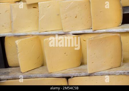 Coupes de kashkaval ou de fromage kasseri à vendre sur la tablette Banque D'Images
