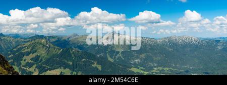 Panorama sur la montagne depuis Walser Hammerspitze, 2170m, jusqu'au Hoher IFEN, 2230m, Kleinwalsertal, Vorarlberg, Alpes d'Allgaeu, Autriche Banque D'Images