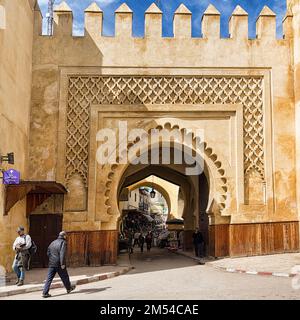 Porte d'entrée monumentale avec ornements, passants à Bab Semmarine, Semmarine, Fès el Bali, site du patrimoine mondial de l'UNESCO, Fès, Fez-Meknès, Maroc Banque D'Images