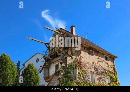 Maison de démolition, travaux de démolition, maison unifamiliale endommagée, maison résidentielle en ruine, poutres en bois, cheminée, colombage, escalier Banque D'Images