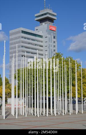 Mâts de drapeaux en face du parc des expositions, RBB, Rundfunk Berlin Brandenburg, Masurenallee, Charlottenburg, Berlin, Allemagne Banque D'Images