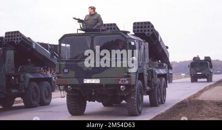 Bergen. Parade de campagne de la Bundeswehr le 30th anniversaire de la fondation de la Bundeswehr le 13. 11. 1985 Banque D'Images