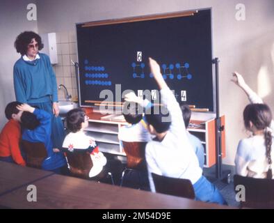 Hagen. École. Primaire. Élèves. Leçons sur 22. 1. 1986 leçons de soutien pour les enfants migrants Banque D'Images