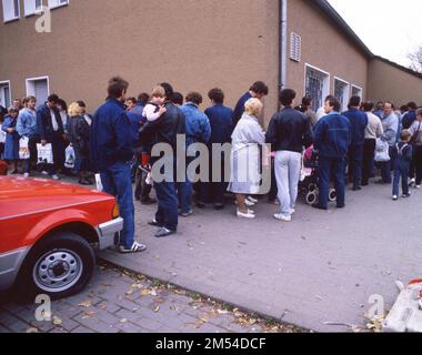 Le gymnase a également été utilisé. Immigrants et réfugiés étrangers en Rhénanie-du-Nord-Westphalie sur 28. 10. 1988 à Unna-Massen. Depuis les chambres Banque D'Images