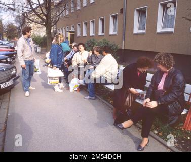 Le gymnase a également été utilisé. Immigrants et réfugiés étrangers en Rhénanie-du-Nord-Westphalie sur 28. 10. 1988 à Unna-Massen. Depuis les chambres Banque D'Images