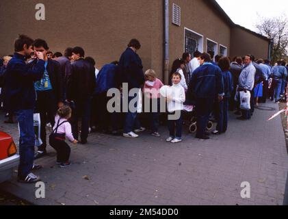 Le gymnase a également été utilisé. Immigrants et réfugiés étrangers en Rhénanie-du-Nord-Westphalie sur 28. 10. 1988 à Unna-Massen. Depuis les chambres Banque D'Images