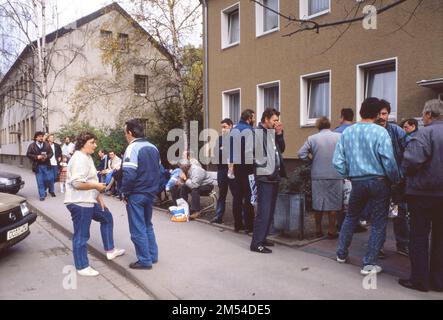 Le gymnase a également été utilisé. Immigrants et réfugiés étrangers en Rhénanie-du-Nord-Westphalie sur 28. 10. 1988 à Unna-Massen. Depuis les chambres Banque D'Images