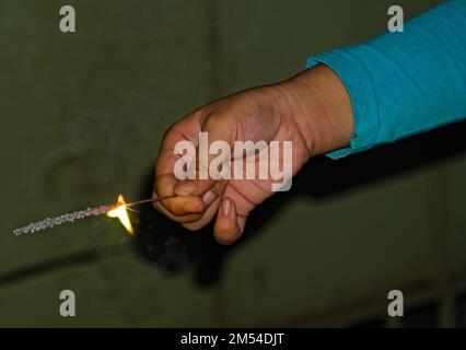 feux de sparkers électriques brûlants pour la fête de diwali pendant la nuit en inde. Banque D'Images