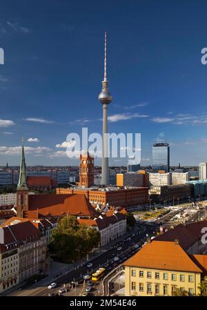 Panorama de la ville avec l'Hôtel de ville rouge et la Tour de télévision, Berlin-Mitte, Berlin, Allemagne Banque D'Images