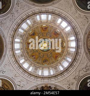 Vue dans le dôme avec fenêtre centrale de l'Esprit Saint avec fenêtres de coupole, vue intérieure, cathédrale de Berlin, Berlin, Allemagne Banque D'Images