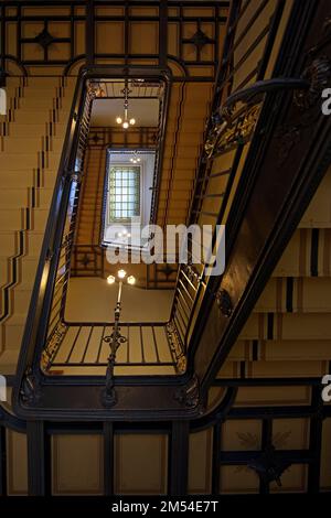 Vue de bas en haut de l'escalier reconstruit d'origine, cathédrale de Berlin, Berlin, Allemagne Banque D'Images