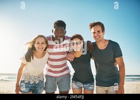 Quand il fait chaud, il faut aller à la plage. un groupe heureux d'amis appréciant une journée ensemble à la plage. Banque D'Images