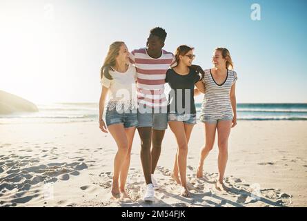 Des jours de soleil avec de très bons amis. un groupe heureux d'amis appréciant une journée ensemble à la plage. Banque D'Images