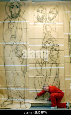 - Photo du Père Marko Ivan Rupnik à l'atelier "Aletti" à Rome, Italie le 2007 novembre, travaillant à la réalisation d'une fresque en mosaïque de 160 mètres carrés pour la façade de la basilique de Lourdes. - Le prêtre jésuite slovène, le Père Marko Ivan Rupnik, théologien et célèbre artiste de mosaïque bien connu pour ses mosaïques qui ornent les chapelles et les églises dans le monde entier, a été accusé d'abuser de façon serieuse des femmes slovènes consacrées en 1980s et 1990s. Après une plainte déposée en 2019, Rupnik avait été condamné et sanctionné par le Vatican pour le crime ecclésiastique d'absolution d'un complice. Il W Banque D'Images