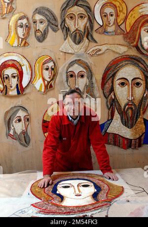 - Photo du Père Marko Ivan Rupnik à l'atelier "Aletti" à Rome, Italie le 2007 novembre, travaillant à la réalisation d'une fresque en mosaïque de 160 mètres carrés pour la façade de la basilique de Lourdes. - Le prêtre jésuite slovène, le Père Marko Ivan Rupnik, théologien et célèbre artiste de mosaïque bien connu pour ses mosaïques qui ornent les chapelles et les églises dans le monde entier, a été accusé d'abuser de façon serieuse des femmes slovènes consacrées en 1980s et 1990s. Après une plainte déposée en 2019, Rupnik avait été condamné et sanctionné par le Vatican pour le crime ecclésiastique d'absolution d'un complice. Il W Banque D'Images