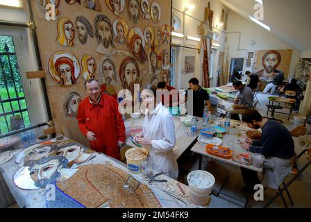 - Photo du Père Marko Ivan Rupnik à l'atelier "Aletti" à Rome, Italie le 2007 novembre, travaillant à la réalisation d'une fresque en mosaïque de 160 mètres carrés pour la façade de la basilique de Lourdes. - Le prêtre jésuite slovène, le Père Marko Ivan Rupnik, théologien et célèbre artiste de mosaïque bien connu pour ses mosaïques qui ornent les chapelles et les églises dans le monde entier, a été accusé d'abuser de façon serieuse des femmes slovènes consacrées en 1980s et 1990s. Après une plainte déposée en 2019, Rupnik avait été condamné et sanctionné par le Vatican pour le crime ecclésiastique d'absolution d'un complice. Il W Banque D'Images