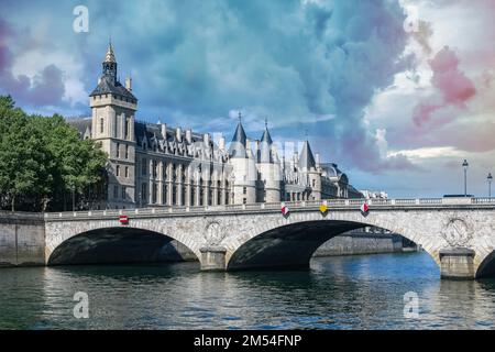 Paris, le pont au change, et la conciergerie sur l'ile de la Cité, sur la Seine Banque D'Images