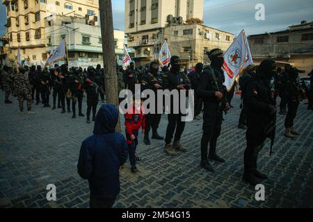 Des membres des Brigades Al Qods, une aile militaire du mouvement palestinien du Jihad islamique, participent à une marche en solidarité avec les populations de Jérusalem et de Cisjordanie sur 25 décembre 2022, dans la bande de Gaza. Photo de Habboub Ramez/ABACAPRESS.COM Banque D'Images