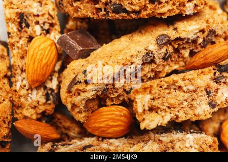 Délicieux biscuits biscotti, noix d'amande et chocolat en arrière-plan Banque D'Images