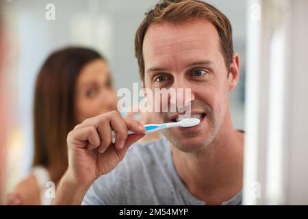 Rafraîchissez-vous pour la journée à venir. un couple mature se brossant les dents ensemble dans la salle de bains. Banque D'Images