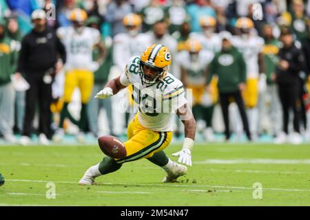 Miami. FL USA; Green Bay Packers qui repart AJ Dillon (28) fume le ballon mais les Packers sont en mesure de récupérer lors d'un match de la NFL contre le Miam Banque D'Images