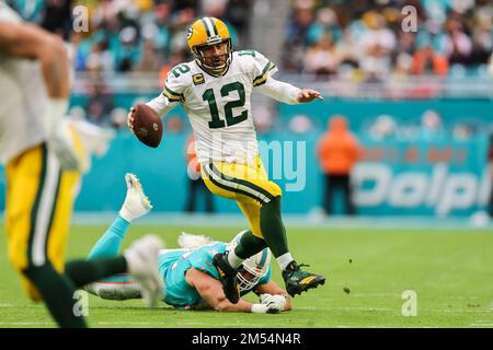 Miami. FL USA; le quarterback de Green Bay Packers Aaron Rodgers (12) se brouille et court avec le ballon lors d'un match de la NFL contre les Dolphins de Miami au Banque D'Images