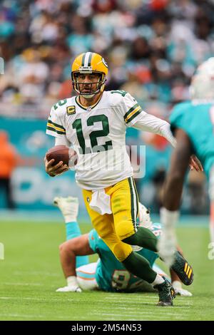 Miami. FL USA; le quarterback de Green Bay Packers Aaron Rodgers (12) se brouille et court avec le ballon lors d'un match de la NFL contre les Dolphins de Miami au Banque D'Images