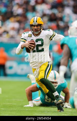 Miami. FL USA; le quarterback de Green Bay Packers Aaron Rodgers (12) se brouille et court avec le ballon lors d'un match de la NFL contre les Dolphins de Miami au Banque D'Images