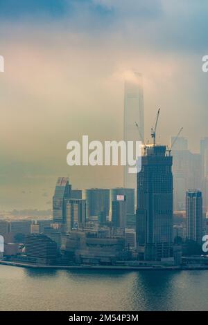 La brume marine devant une tempête imminente se combine au smog pour envelopper les gratte-ciel de Kowloon, Hong Kong, 2016 Banque D'Images