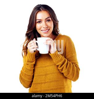 Prenez une tasse de bonté chaude. Photo studio d'une femme buvant un café sur fond blanc. Banque D'Images