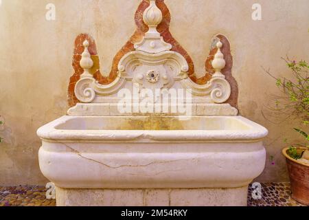 Fontaine en pierre blanche dans un patio typiquement andalou dans le sud de l'Espagne. Banque D'Images