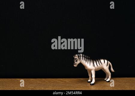 Groupe de jouets animaux de la jungle isolés sur fond noir. Jouets en plastique pour animaux. Protection de l'animal. Jouet pour enfants. Banque D'Images