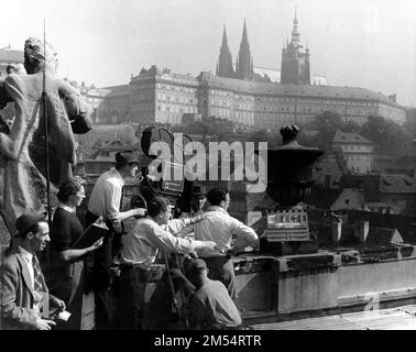 Le réalisateur BASIL DEARDEN et le cinéaste DOUGLAS SLOCOMBE avec le film Crew sur place Candid sur la rue à Prague, Tchécoslovaque tournage SARABAND POUR LES AMOUREUX MORTS 1948 réalisateur BASIL DEARDEN roman Helen Simpson scénario John Dighton et Alexander Mackendrick musique Alan Rawsthorne producteur associé / conception de production Michael Relph costumes Anthony Mendleson producteur Michael Balcon Ealing Studios / J. Arthur Rank Organisation Banque D'Images