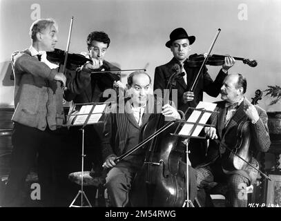 ALEC GUINNESS PETER VENDEURS DANNY GREEN HERBERT LOM et CECIL PARKER portrait de groupe dans LE LADYKILLERS 1955 réalisateur ALEXANDER MACKENDRICK Story / scénario William Rose costume de conception Anthony Mendleson musique Tristram Cary associé producteur Seth Holt Michael Balcon Productions / Ealing Studios / J. Arthur Rank Organisation Banque D'Images