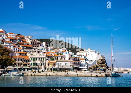 La ville de Skopelos sur l'île de Skopelos, Grèce Banque D'Images
