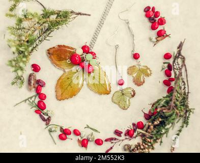 Gros plan bijouterie en résine époxyde et feuilles concept photo Banque D'Images