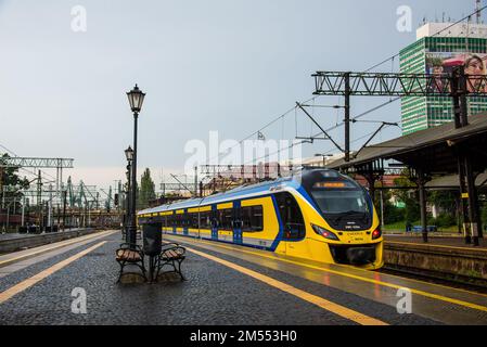 Gdynia, Voïvodeship de Poméranie, Pologne - 27 juillet 2018: Train sur la plate-forme de la gare. Gare principale de Gdynia (en polonais : Gdynia Glowna) Banque D'Images