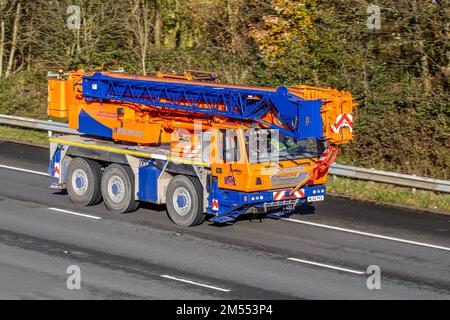 2012 Orange GROVE GMK3055, grue MGA compacte à trois essieux, véhicule de construction diesel 9680cc ; sur l'autoroute M6, Manchester, Royaume-Uni Banque D'Images